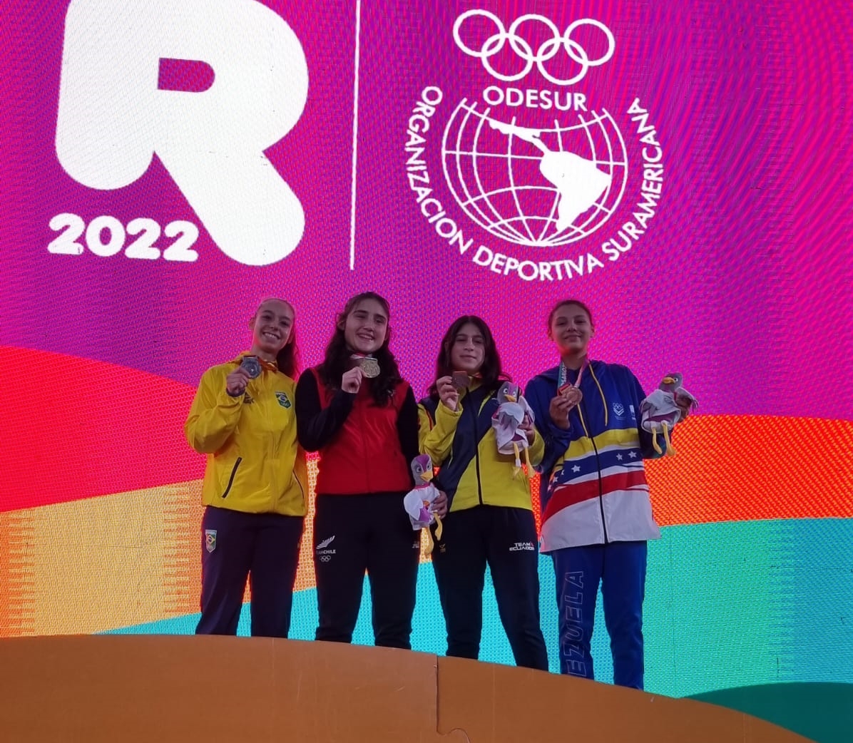 Stella Frias faz bela campanha no florete e fica com a prata nos Jogos Sul-Americanos da Juventude