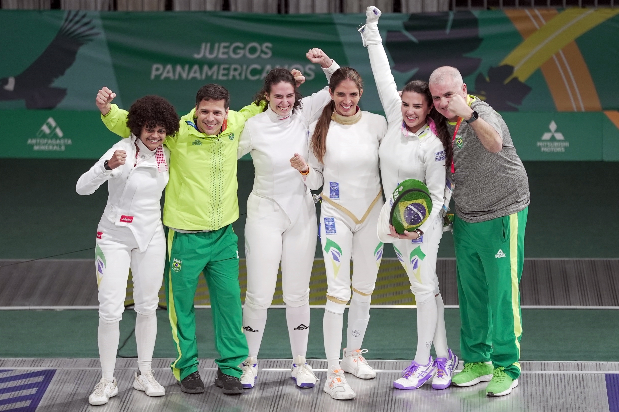 ESGRIMA NO PAN – Meninas da espada conquistam a primeira medalha de ouro de equipes da esgrima brasileira na História dos Jogos