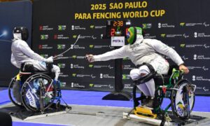 Jovane Guissone se estica para tentar pontuar em jogo da Copa do Mundo de paraesgrima em São Paulo