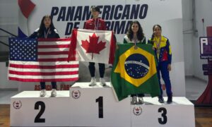 Lívia Burberry no pódio do Pan-Americano Cadete e Juvenil de esgrima