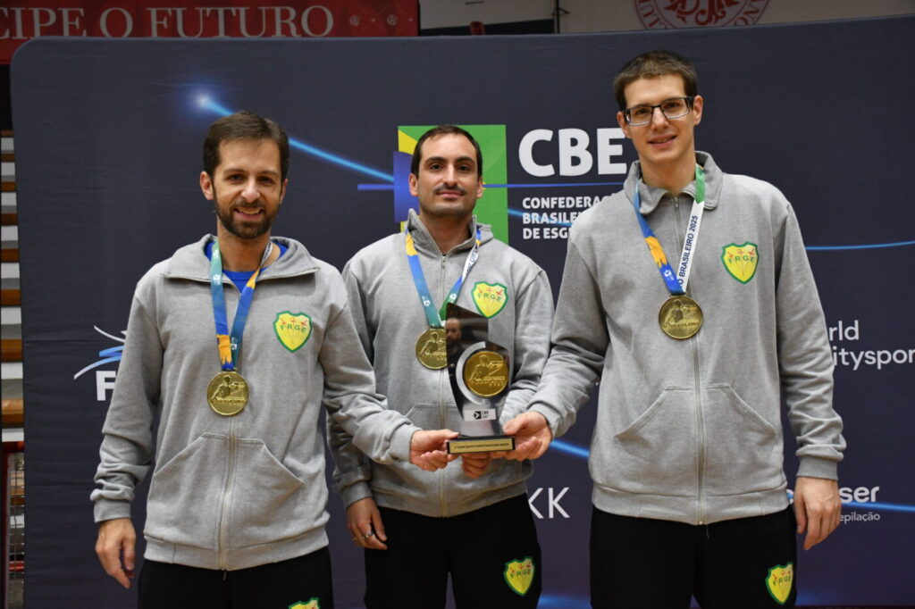 Jerônimo Machado, Guilherme Toldo e Pedro Marostega campeões brasileiros por equipe do florete masculino
