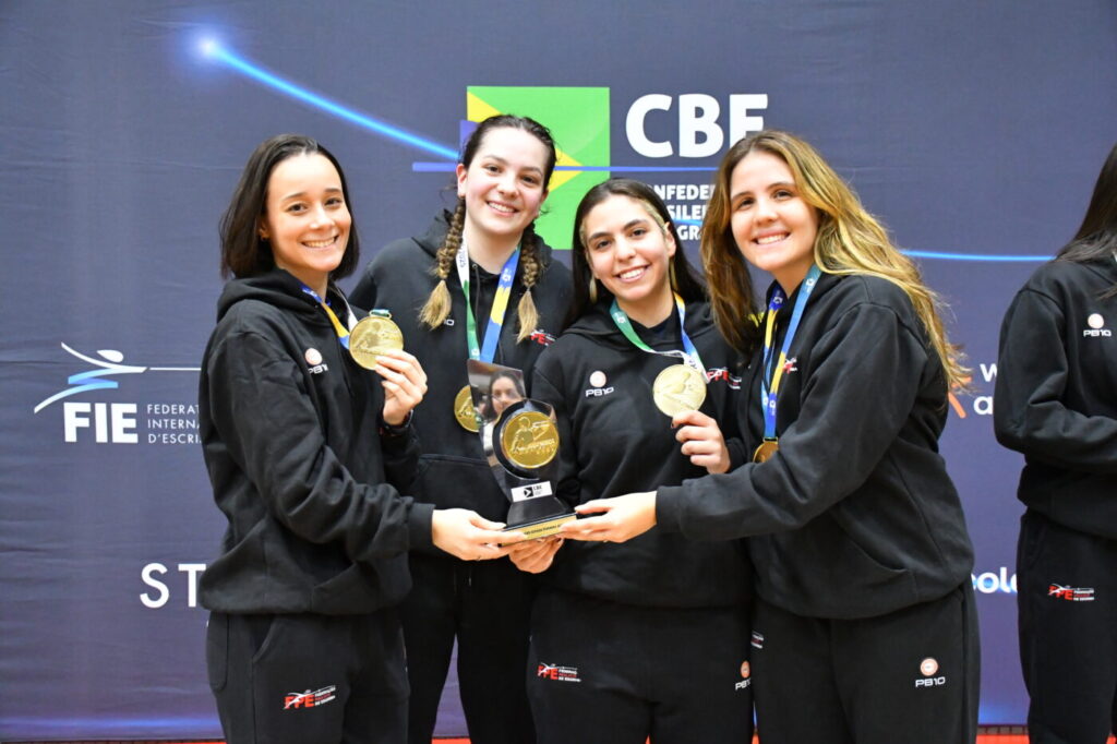 Marcela Silva, Laura Correia, Maria Paro e Renata Zettermann campeãs brasileiras por equipes na espada feminina