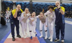 Gabriella Vianna, Ana Toldo, Mariana Pistoia e Bia Bulcão comemoram a medalha de bronze no florete feminino no Campeonato Pan-Americano de esgrima