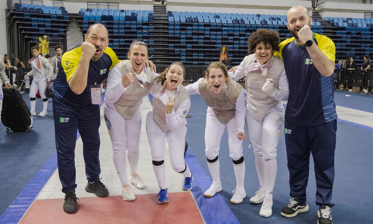 Gabriella Vianna, Ana Toldo, Mariana Pistoia e Bia Bulcão comemoram a medalha de bronze no florete feminino no Campeonato Pan-Americano de esgrima