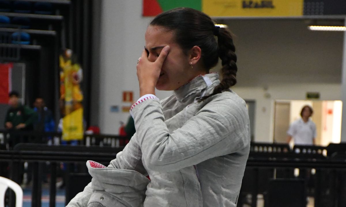Isabela Carvalho se emocionou ao chegar na semifinal do sabre feminino, resultado que garantiu a ela a medalha de bronze