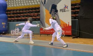 Julia Canashiro enfrenta Vania Guazzotti na final da espada feminina sub-11 no Sul-Americano Infantil