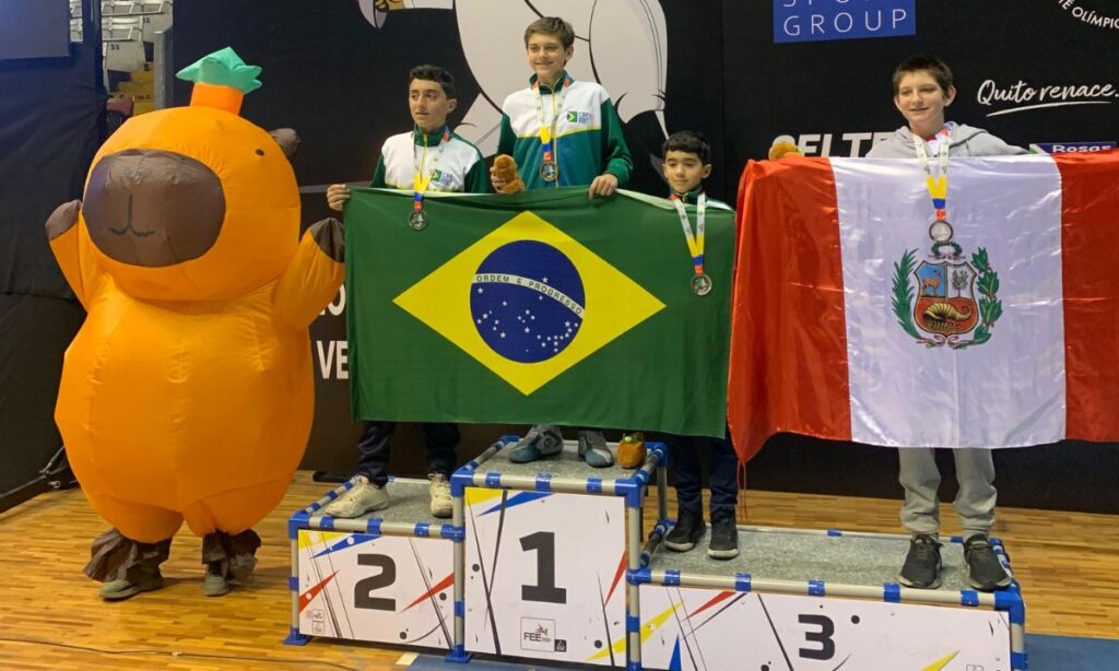 Lorenzo Castello Branco, Antonio Consolim e João Pedro Perito no pódio da espada masculina sub-13 do Sul-Americano Infantil