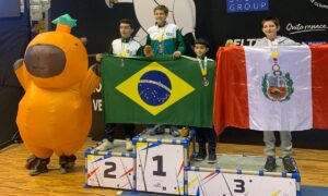 Lorenzo Castello Branco, Antonio Consolim e João Pedro Perito no pódio da espada masculina sub-13 do Sul-Americano Infantil