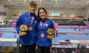 Matheus Brandt e Livia Burberry comemoram medalhas em Assunção-2025