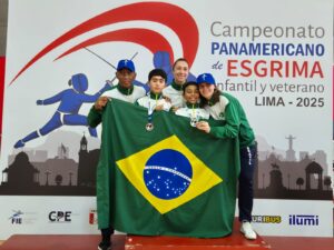 Francois Marfisa (prata) e João Pedro Perito (bronze) subiram no pódio do florete masculino infantil B