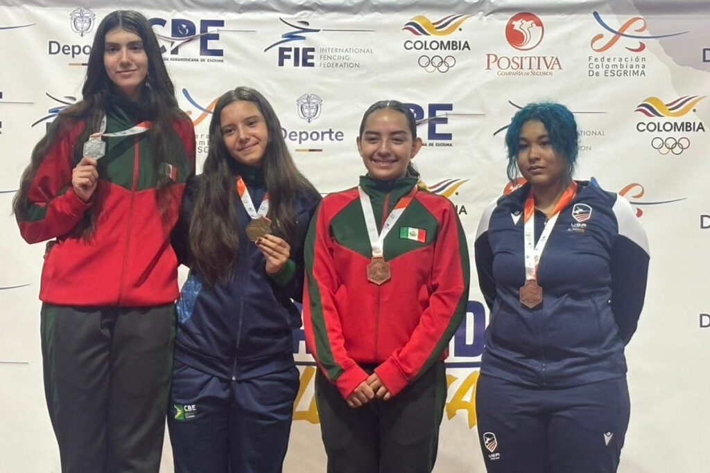 Na imagem, Ana Beatriz Fraga, no centro do pódio, mostrando sua medalha de ouro inédita.