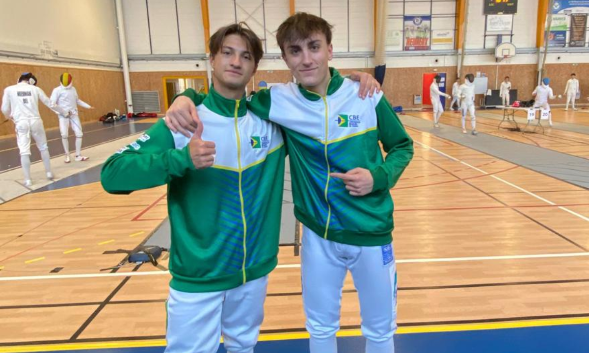 Henrique Augusto, à esquerda, e Elia Pietro Galli, à direita, na Copa do Mundo Júnior — Foto: CBE