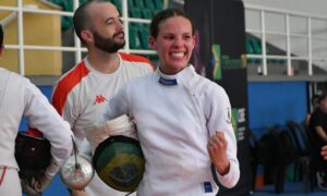 Maria Caroline Guimarães é campeã da Espada Feminina Adulta no Torneio Nacional Cidade do Rio de Janeiro