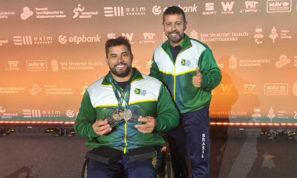 Jovane Guissone com seu treinador na Copa do Mundo de paraesgrima na Hungria