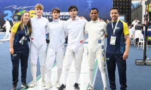 Matheus Brandt, Henrique Augusto, Guilherme Dubiel e Pedro Rocha com os treinadores da espada
