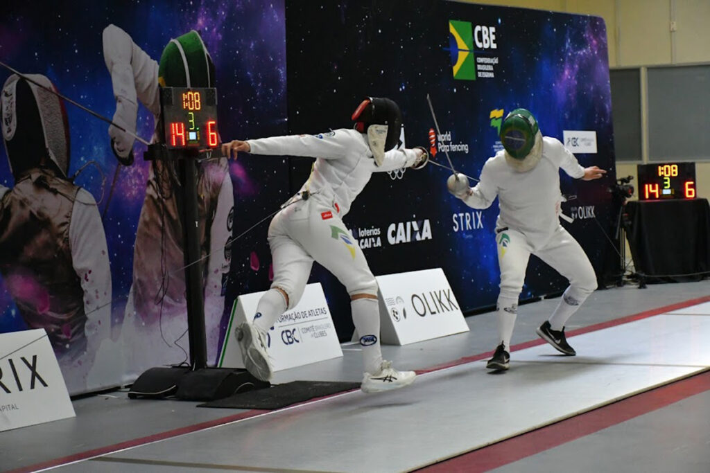 Alexandre Camargo, do Pinheiros, ao ataque na pista, durante a semifinal. Foto: Divulgação/ CBE