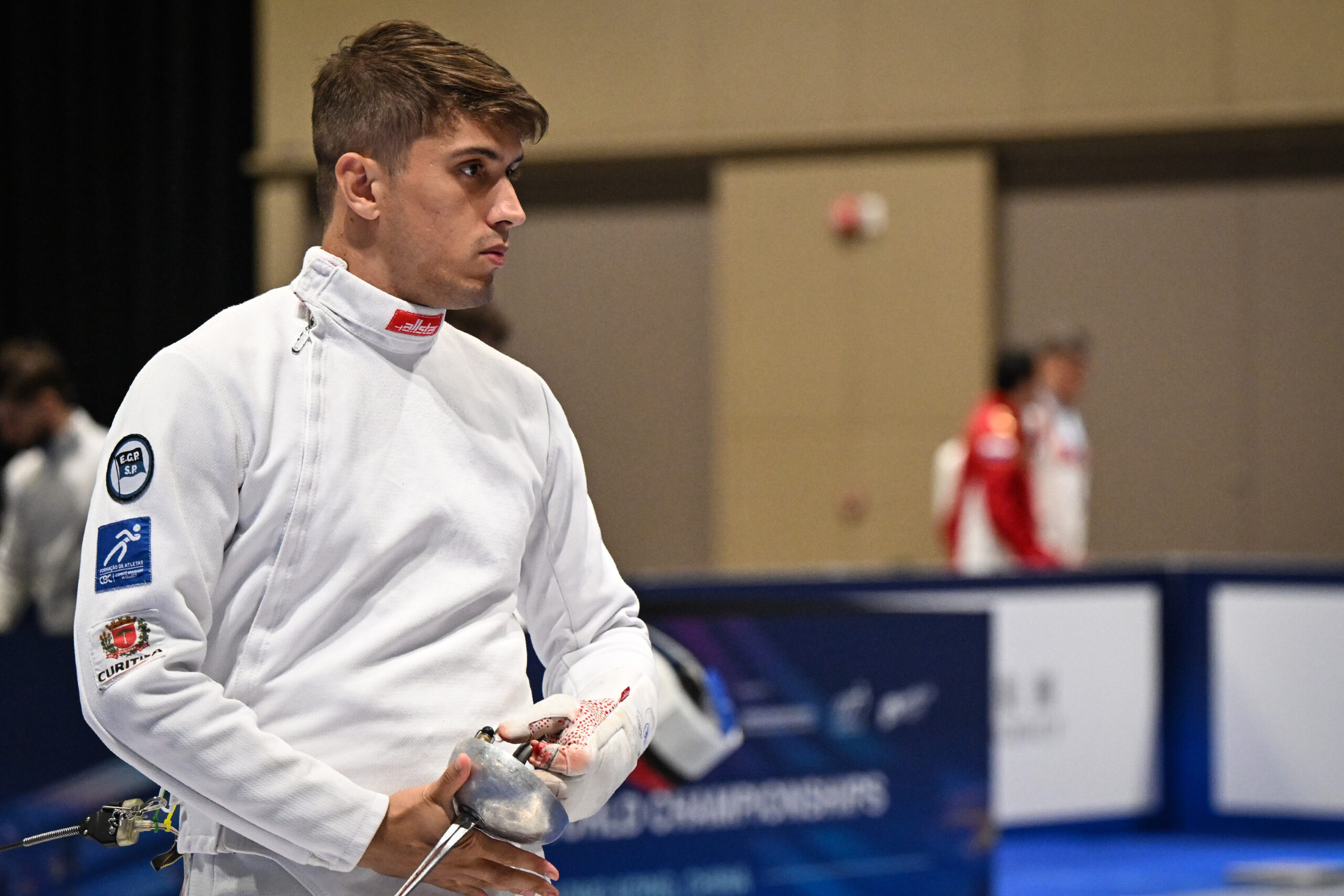 Alexandre Camargo durante a disputa da espada individual no Mundial de Esgrima Hong Kong 2026