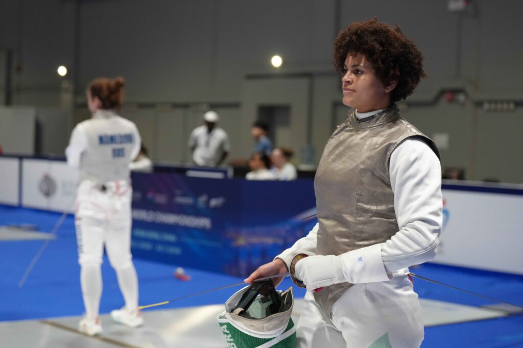 Ana Beatriz Bulcão em ação na fase classificatória do Campeonato Mundial de Esgrima Hong Kong 2026 (Foto: Bizzi Team)