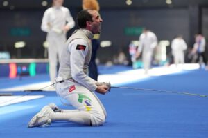 Guilherme Toldo comemora vitória durante quadro principal do Mundial de Esgrima Hong Kong 2026 (Foto: Bizzi Team)