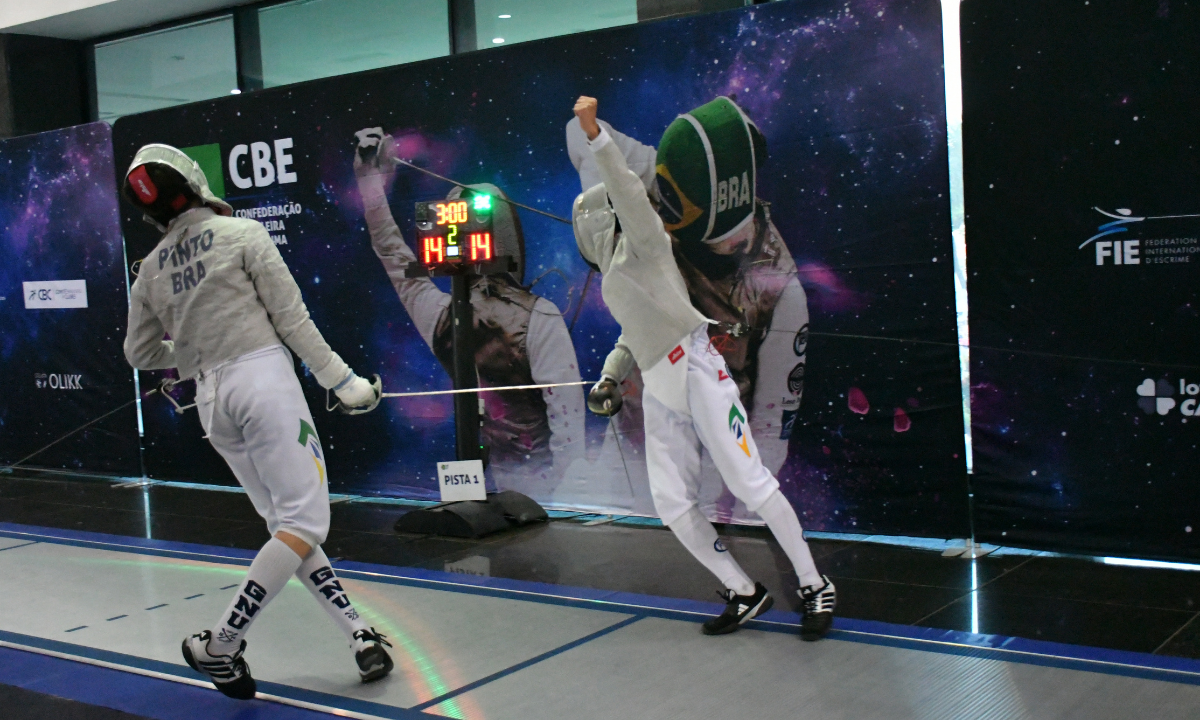 Vince Pastore Liu vence Marcus Pintos na decisão do Sabre Masculino - Foto: Rosele Sanchotene