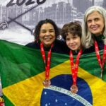 Vania Oliveira, Rodolfo Gomes e Claudia Costa com as medalhas do Campeonato Pan-Americano Infantil e Veterano de Esgrima