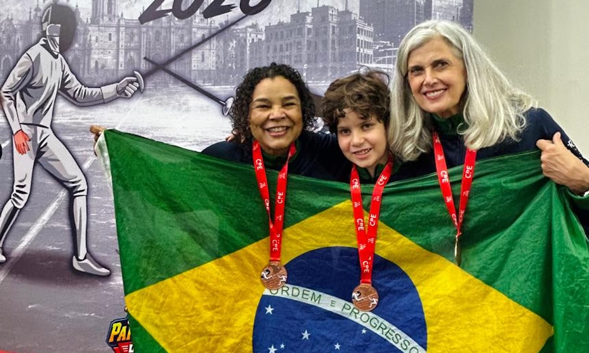 Vania Oliveira, Rodolfo Gomes e Claudia Costa com as medalhas do Campeonato Pan-Americano Infantil e Veterano de Esgrima