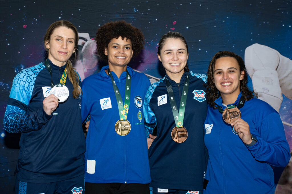 Mariana Pistoia (GNU), Ana Beatriz Bulcão (Pinheiros), Giovana Bonetti (GNU) e Gabriella Vianna (Pinheiros) no pódio do florete feminino do Torneio Nacional Cidade de São Paulo
