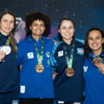 Mariana Pistoia (GNU), Ana Beatriz Bulcão (Pinheiros), Giovana Bonetti (GNU) e Gabriella Vianna (Pinheiros) no pódio do florete feminino do Torneio Nacional Cidade de São Paulo