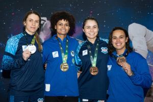 Mariana Pistoia (GNU), Ana Beatriz Bulcão (Pinheiros), Giovana Bonetti (GNU) e Gabriella Vianna (Pinheiros) no pódio do florete feminino do Torneio Nacional Cidade de São Paulo