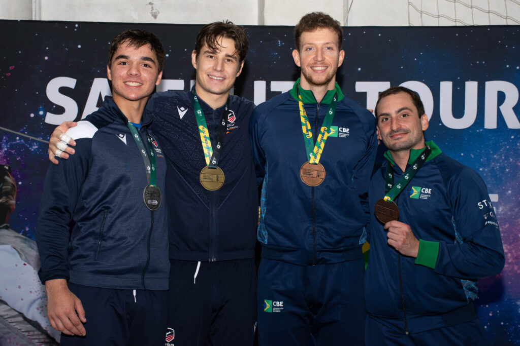 Fletcher Mazaheri (EUA), Marcello Olivares (EUA), Dominic de Almeida (BRA) e Guilherme Toldo (BRA) no pódio do Satélite Internacional de São Paulo