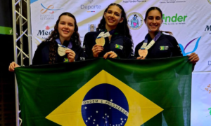 Pódio completo brasileiro no Sul-Americano de Esgrima na espada feminina na categoria cadete (CBE/Divulgação)