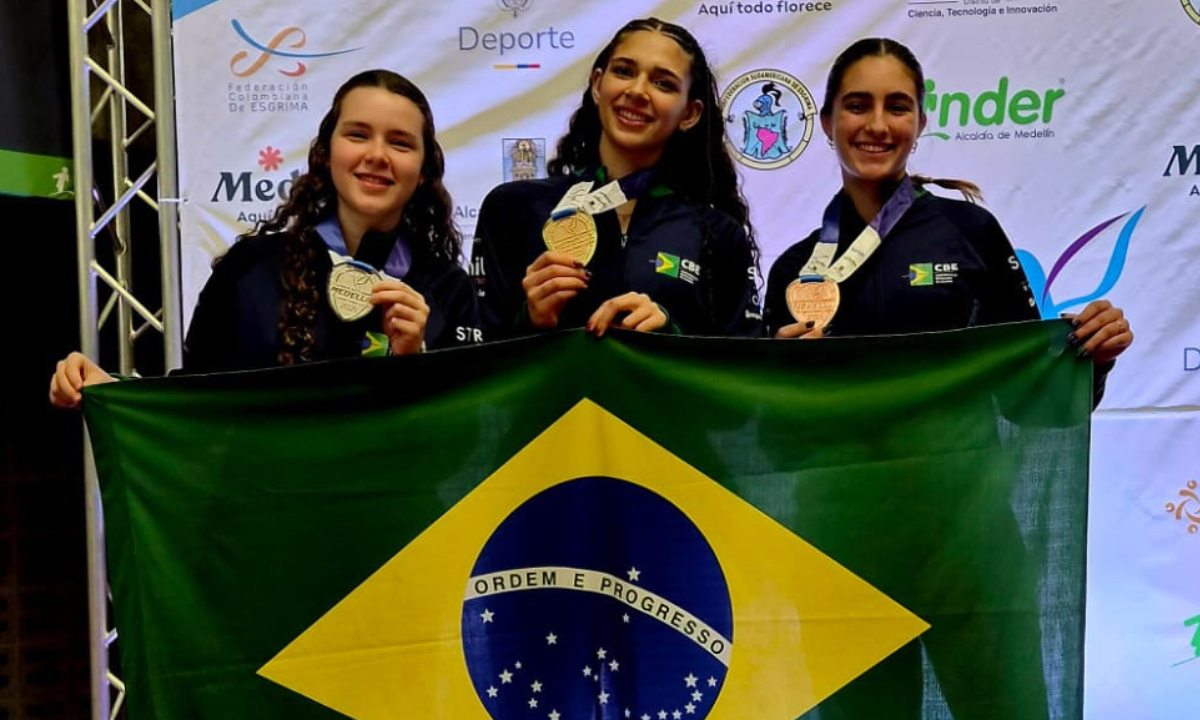 Pódio completo brasileiro no Sul-Americano de Esgrima na espada feminina na categoria cadete (CBE/Divulgação)